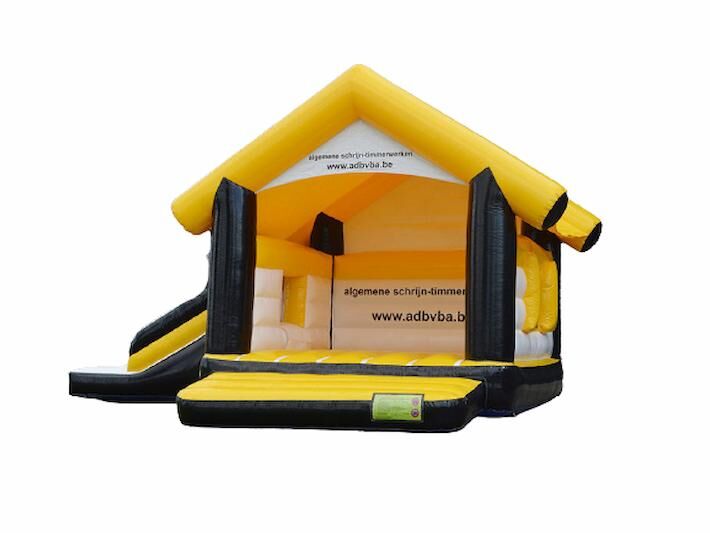 Maatwerk springkussen met glijbaan in de vorm van een huisje in huisstijl van de klant